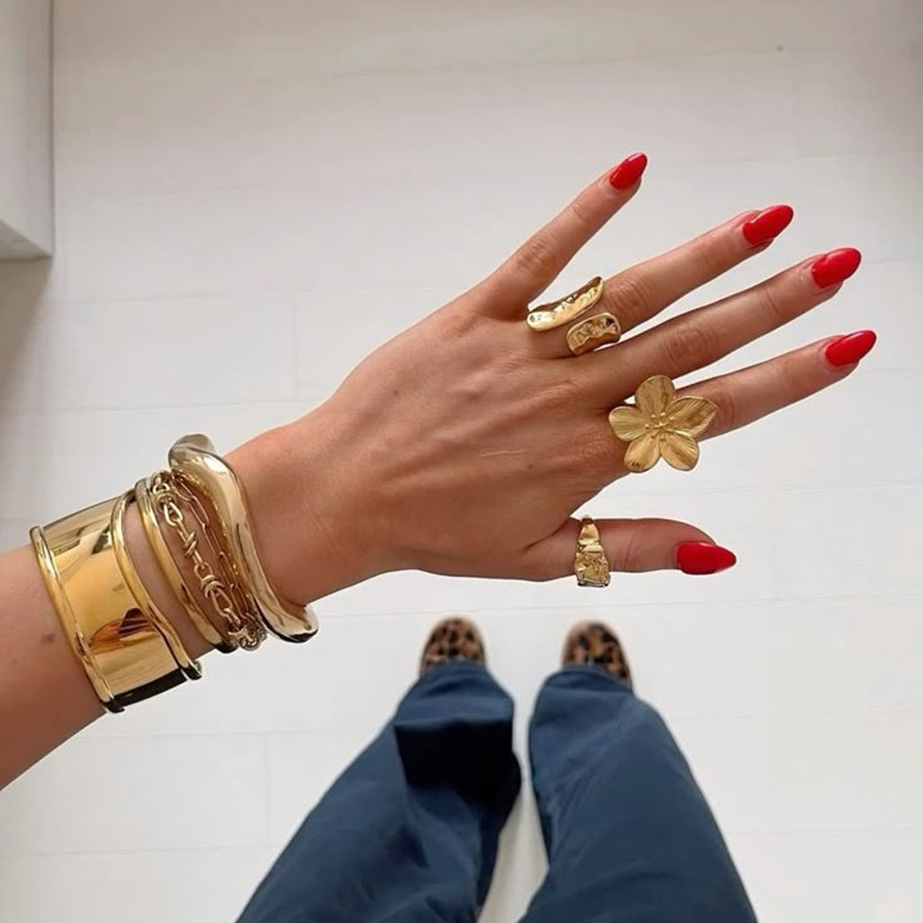 Edelsteine für rotes Kleid