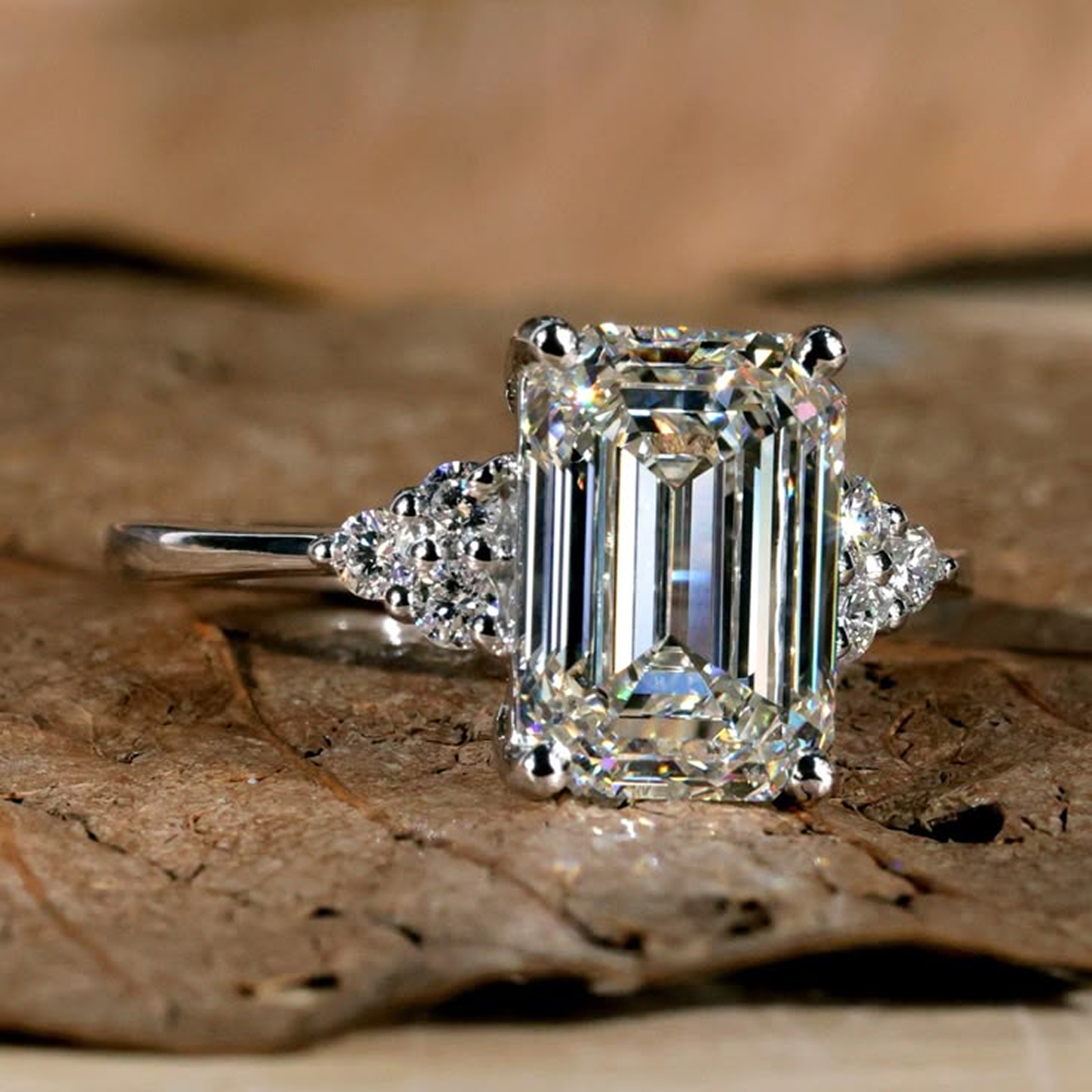 Nahaufnahme eines exzellent geschliffenen Diamanten mit sichtbarem Lichtspiel